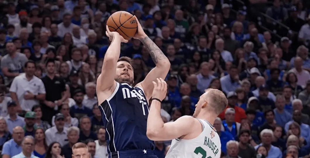 包含半场比分：北京以54-52微弱领先，悬念继续！的词条